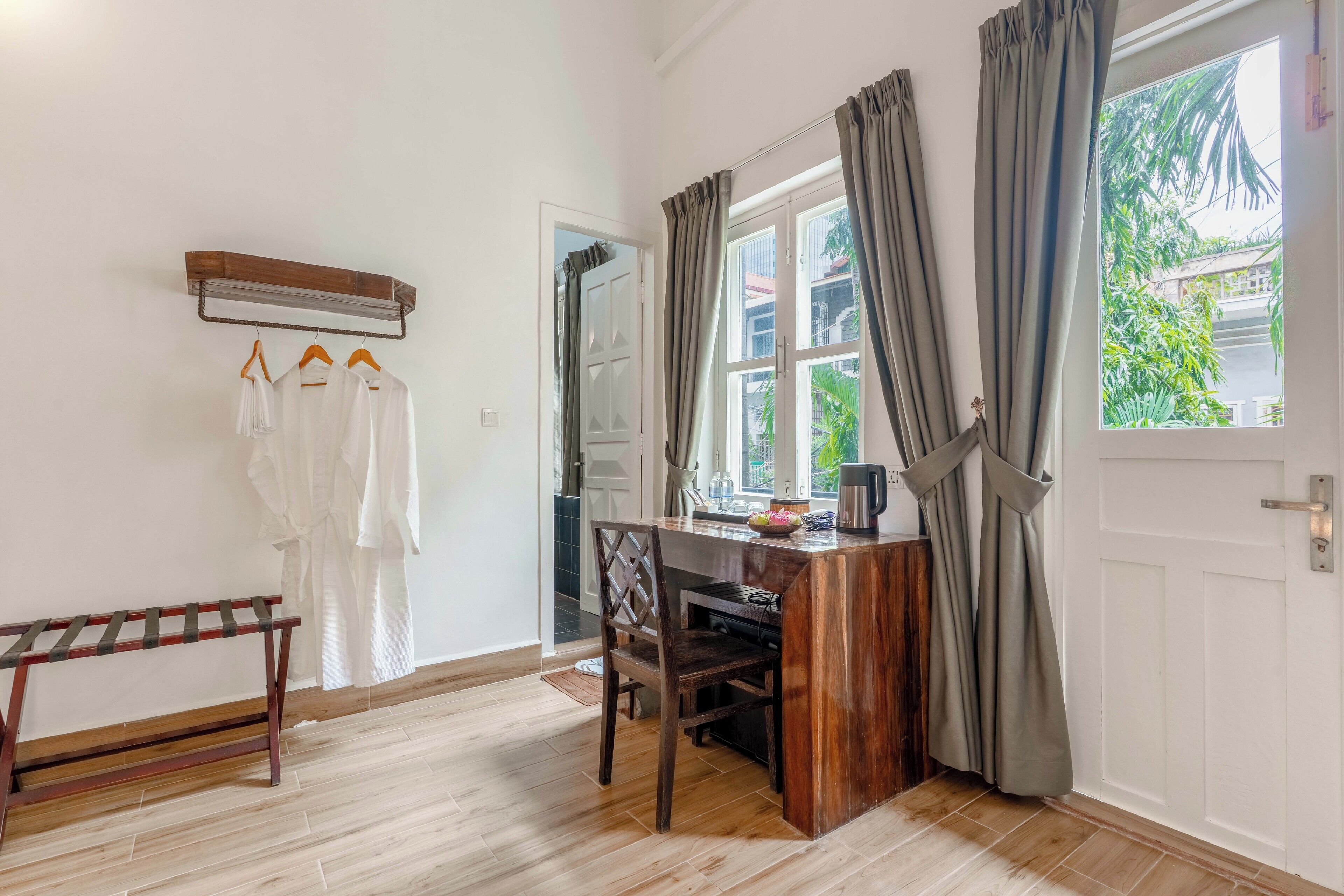 Standard-huone | Ylelliset vuodevaatteet, untuvapeitot, työpöytä, ilmainen Wi-Fi