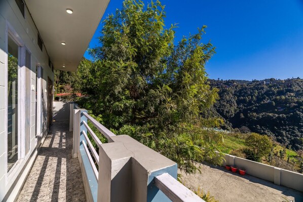 Dormitorio compartido clásico, dormitorio mixto, vista a la montaña | Terraza o patio