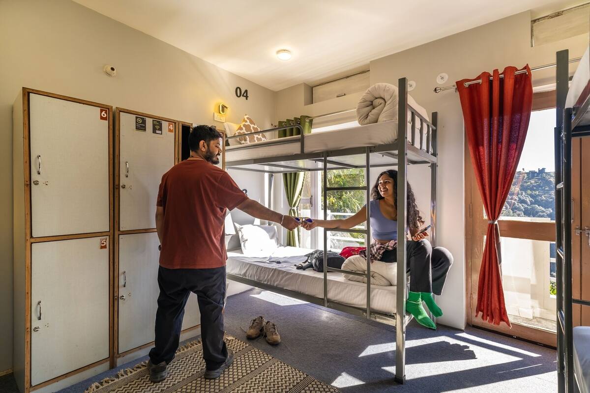 Dormitorio compartido clásico, dormitorio mixto, vista a la montaña | Espacio para trabajar con laptop y wifi gratis