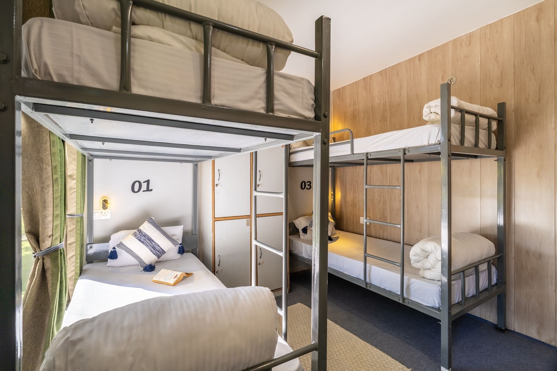 Une chambre avec un lit superposé, comportant deux lits, chacun étant identifié par un numéro.