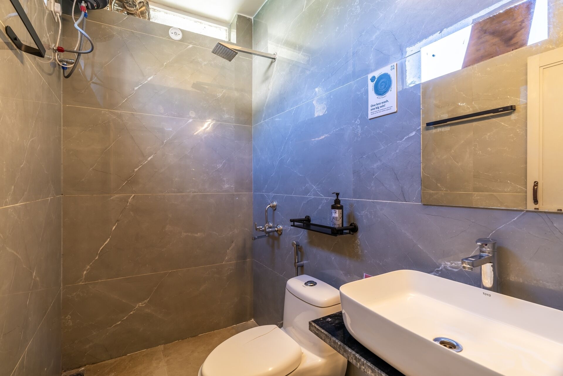 Un baño con ducha, inodoro y lavabo.