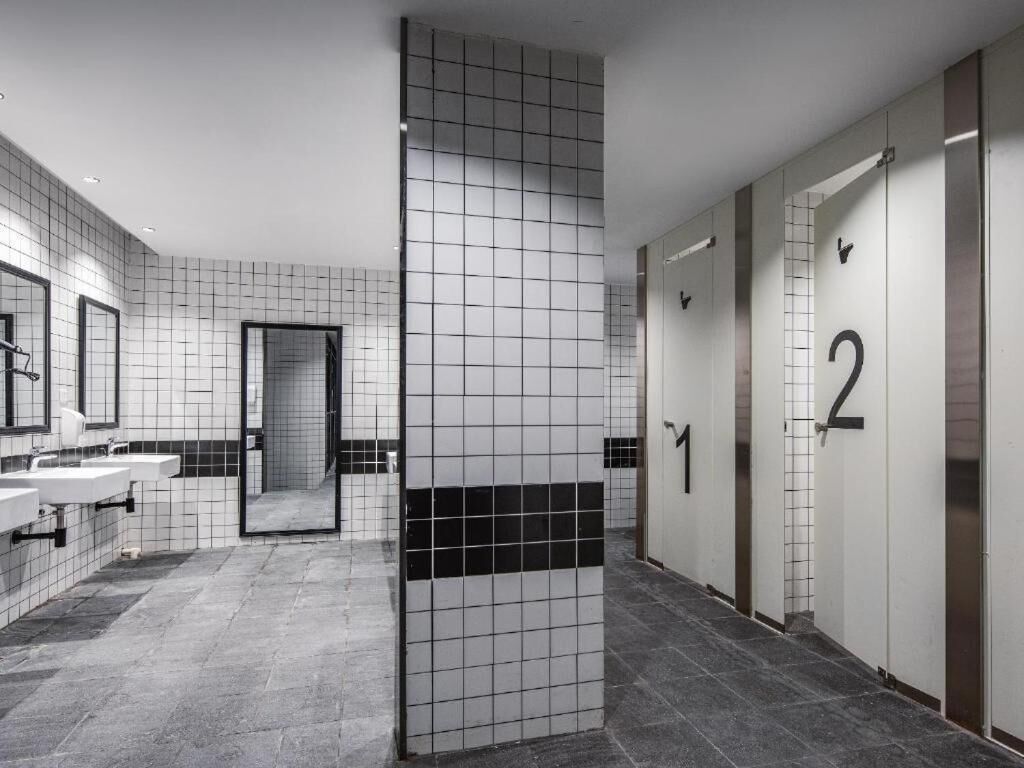 Dormitório compartilhado básico | Banheiro | Chuveiro, secador de cabelo, toalhas de banho, shampoo