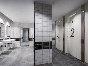 Bed in 12-Bed Female Dormitory Room | Bathroom | Shower, hair dryer, towels, shampoo - Xi'an Desti Youth Park Hostel Bell & Drum Tower (Xi'an)