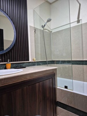 Hair dryer, towels, soap, toilet paper - Appartement Luxe Marrakech Hivernage - Swimming pool & Terrace (مراكش)