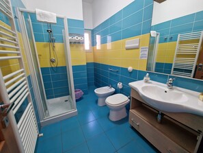 Ducha, secador de pelo, bidet, toallas