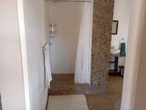 Bathroom - Rocky Sands - Klein Karoo R62 (Plathuis)