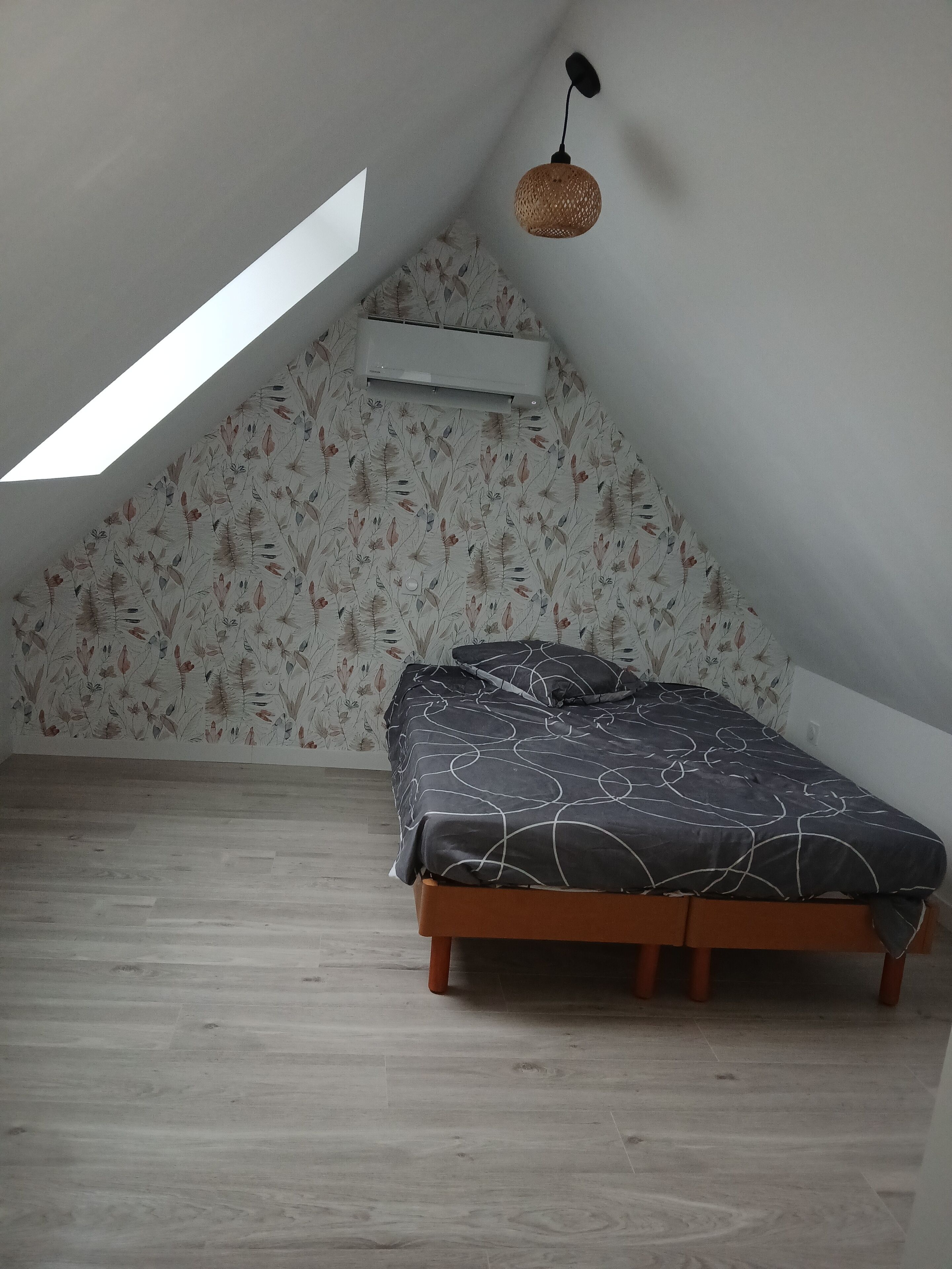 Cuna de viaje, wifi gratis y ropa de cama 