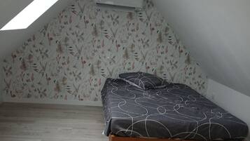 Cuna de viaje, wifi gratis y ropa de cama