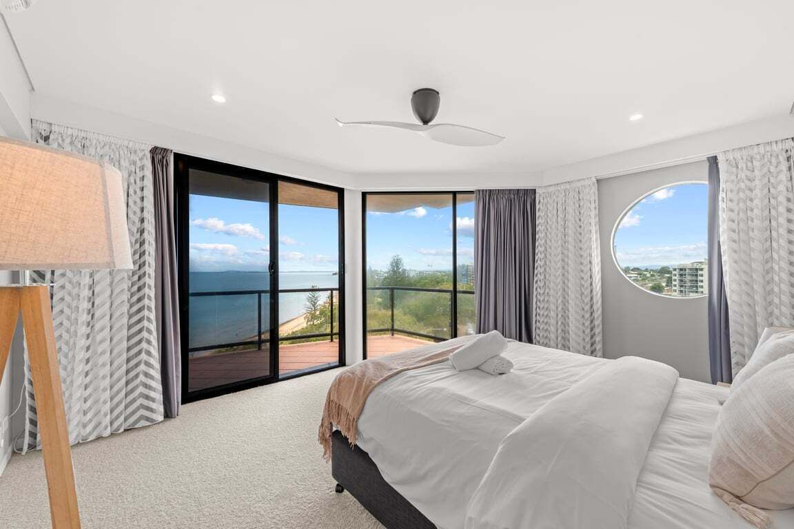 Escriptori, planxa i posts de planxar, wifi i roba de llit 