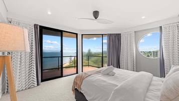 Escriptori, planxa i posts de planxar, wifi i roba de llit