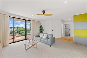 TV - 3BR Oceanfront Escape – Steps to Beach & Shops (City of Moreton Bay)