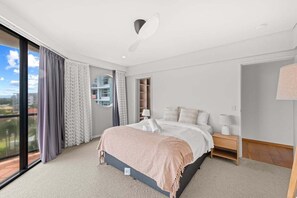 3 bedrooms, desk, iron/ironing board, WiFi - 3BR Oceanfront Escape – Steps to Beach & Shops (City of Moreton Bay)