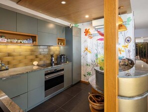 Frigorifero, microonde, forno, piano cottura