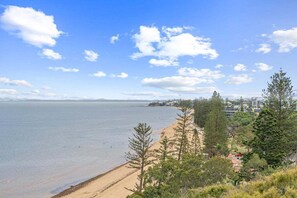 Beach nearby - 3BR Oceanfront Escape – Steps to Beach & Shops (City of Moreton Bay)