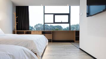 Deluxe Queen Room | Free WiFi, bed sheets