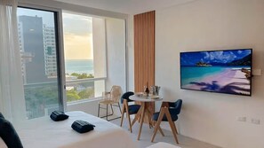 Deluxe-Studio, Balkon, Meerblick | Zimmersafe, laptopgeeigneter Arbeitsplatz, Bügeleisen/Bügelbrett