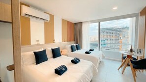 Deluxe-Studio, Balkon, Meerblick | Zimmersafe, laptopgeeigneter Arbeitsplatz, Bügeleisen/Bügelbrett