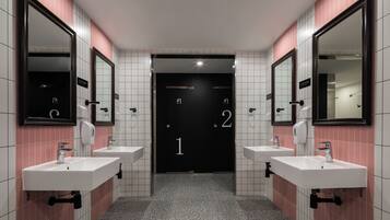 Secadora de cabello, toallas, jabón, shampoo