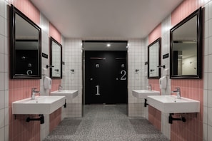 Secadora de cabello, toallas, jabón, shampoo