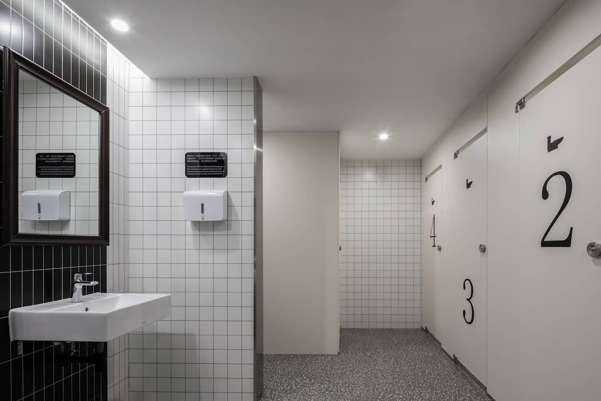 Secadora de cabello, toallas, jabón, shampoo