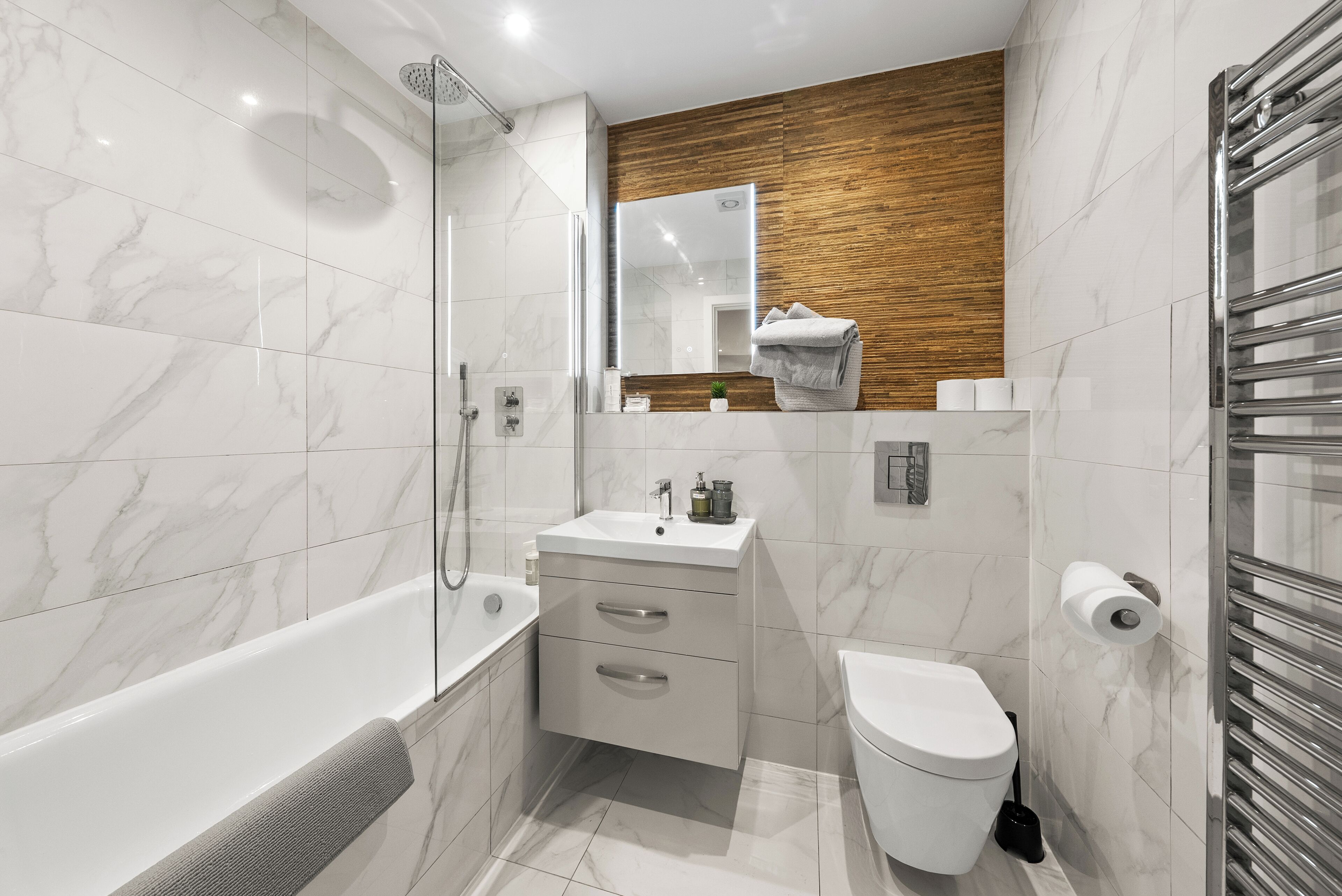 Secador de pelo, toallas, jabón y champú