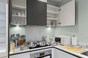Frigorífico, microondas, horno y placa de cocina