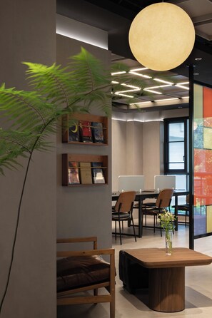 Lobby sitting area - Guangzhou Desti Youth Hostel - Rainbow Bridge Metro Station  (Guangzhou)