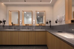 淋浴设施、免费洗浴用品、吹风机、毛巾