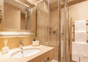 Shower, hair dryer, bidet, towels - Funcho 91 - Spacious 100m² Apt - Panoramic Views - Free Parking - Madeira (Funchal)