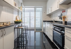 Fridge, microwave, oven, stovetop - Funcho 91 - Spacious 100m² Apt - Panoramic Views - Free Parking - Madeira (Funchal)