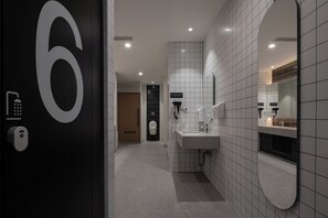 Bathroom sink - Xiamen Desti Youth Park Hostel Zhongshan Road (Xiamen)