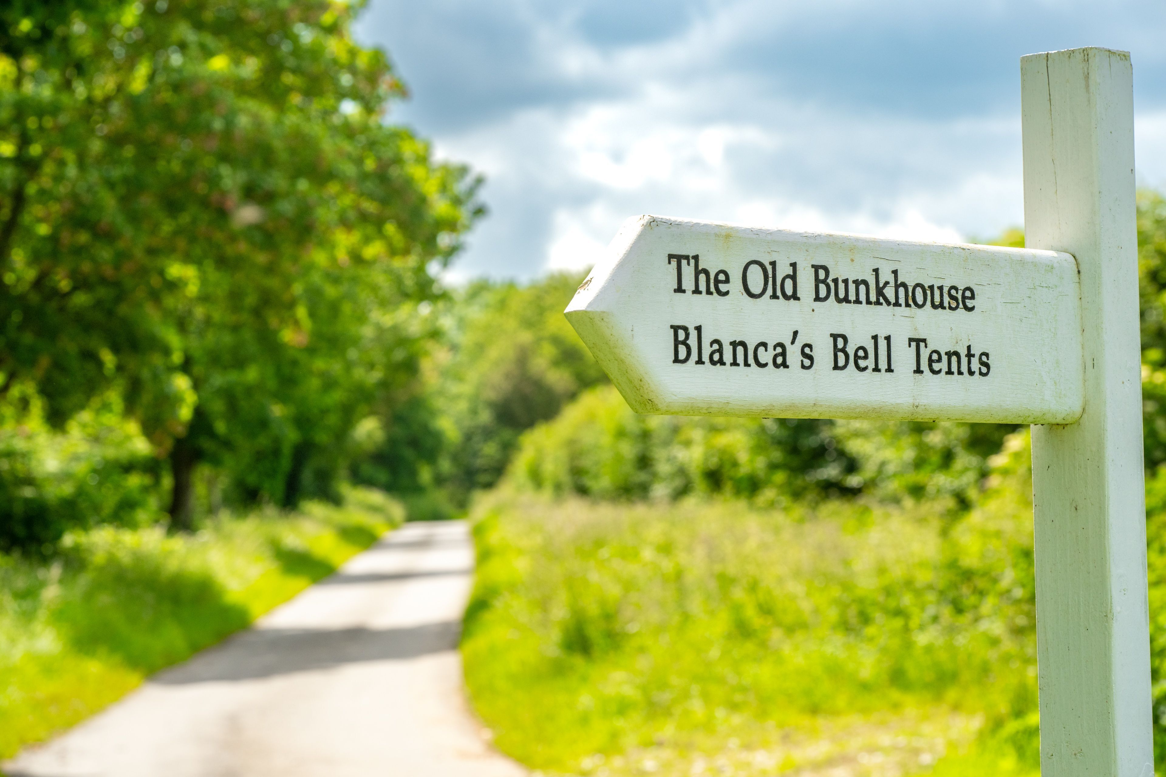 Placa indicativa para A Old Bunkhouse e as tendas Blanca's Bell Tents.