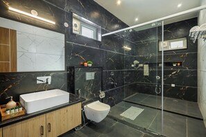 Deluxe Studio Suite | Bathroom | Free toiletries, towels, soap, shampoo - PACK Rishikesh Mohanchatti (Rishikesh)