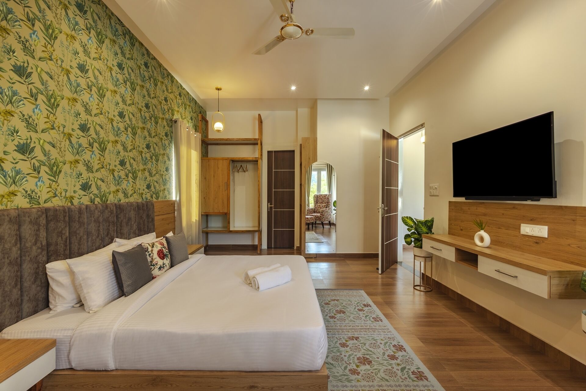 Laptop workspace, iron/ironing board, free WiFi