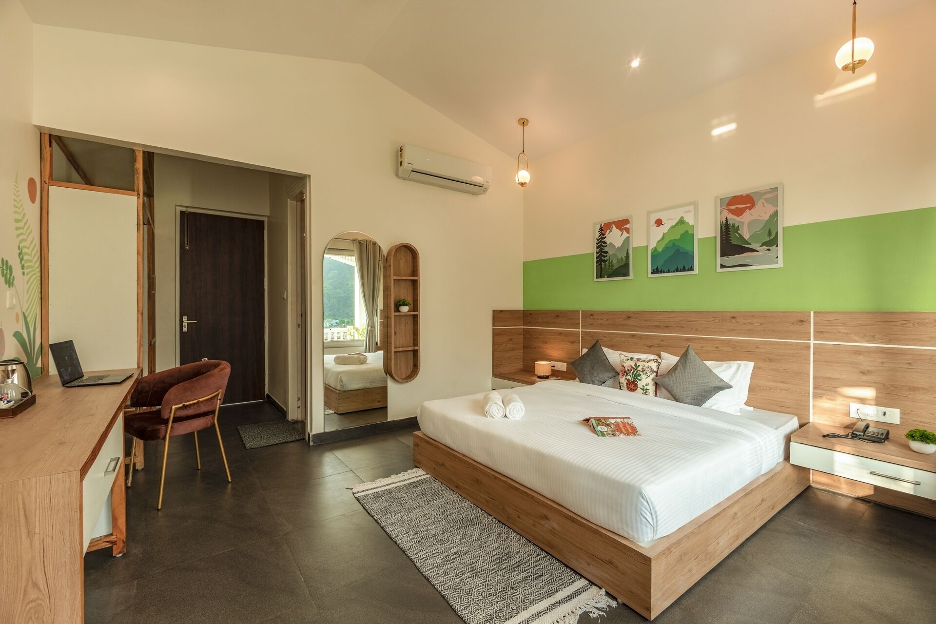 Un dormitorio moderno con una cama de madera, un escritorio y una silla. Se ve un balcón por una puerta abierta.