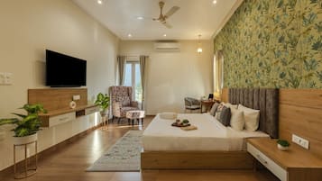 Deluxe Studio Suite | Iron/ironing board, free WiFi
