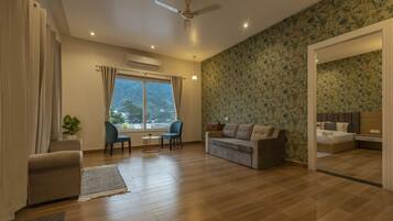 Deluxe-studiosviitti | Kannettavalle tietokoneelle sopiva työtila, silitysrauta/-lauta