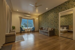 Deluxe-studiosviitti | Kannettavalle tietokoneelle sopiva työtila, silitysrauta/-lauta