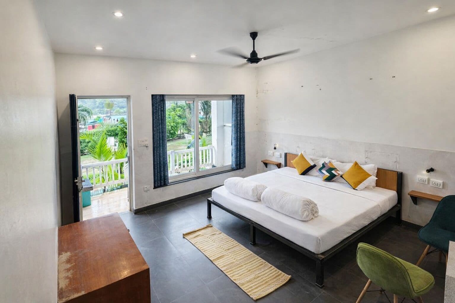 Quarto casal standard | Espaço de trabalho para notebook, ferros/tábuas de passar roupa