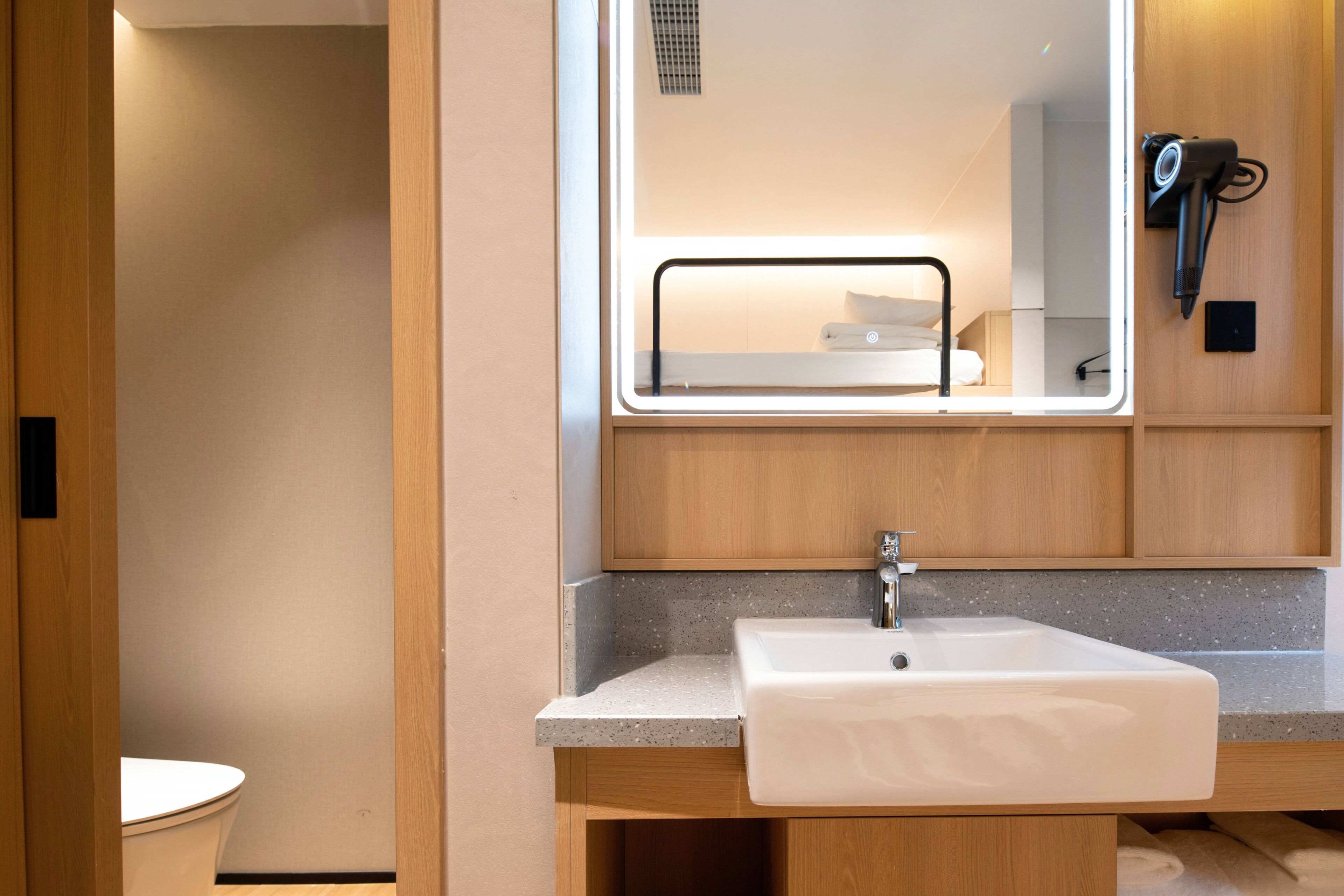 Deluxe Twin Room | Bathroom sink