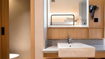 Deluxe Twin Room | Bathroom sink