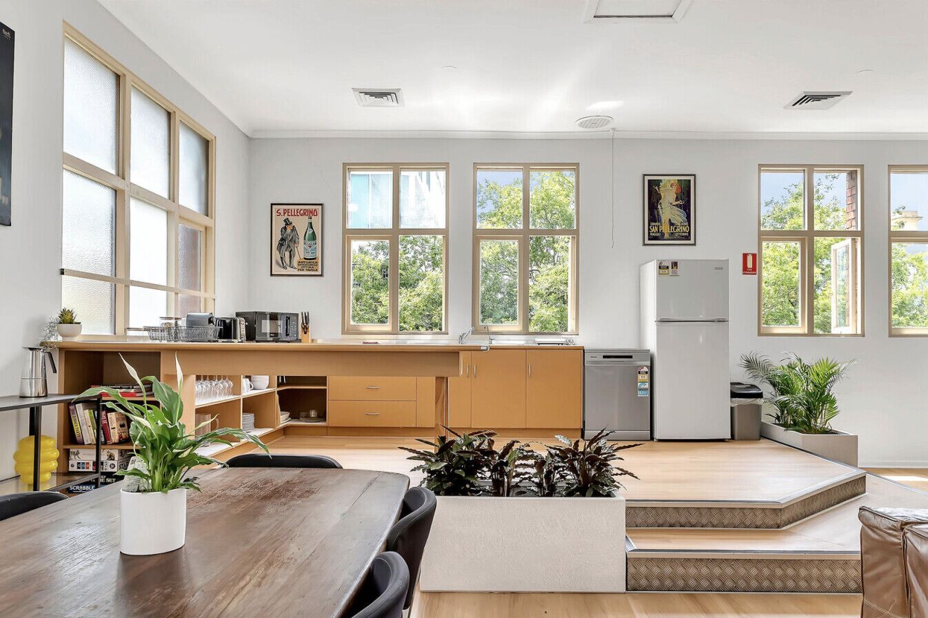 Frigorífico, microondas, placa de cocina y lavavajillas