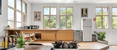 Kjøleskap, mikrobølgeovn, kokeplater og oppvaskmaskin