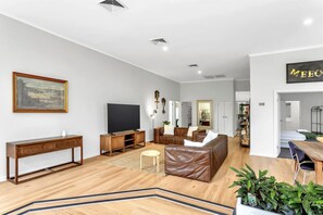 4 slaapkamers, een bureau, een strijkplank/strijkijzer, wifi