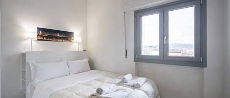 1 chambre, fer et planche à repasser, lit parapluie