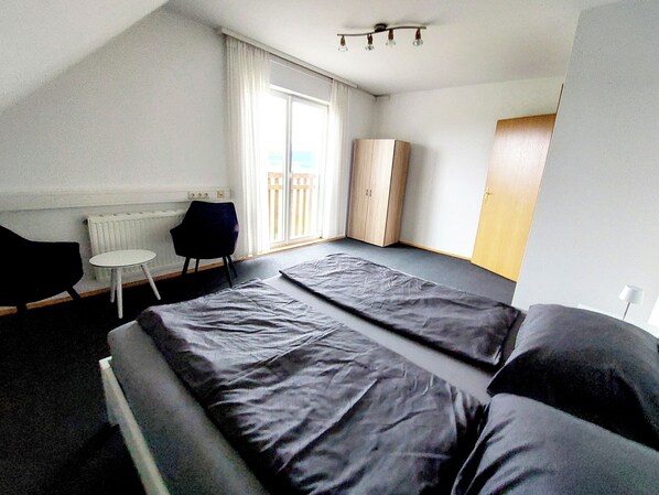 3 bedrooms, free WiFi, bed sheets - GÄSTEHAUS GRAZ ZENTRAL (8 persons) (Graz)