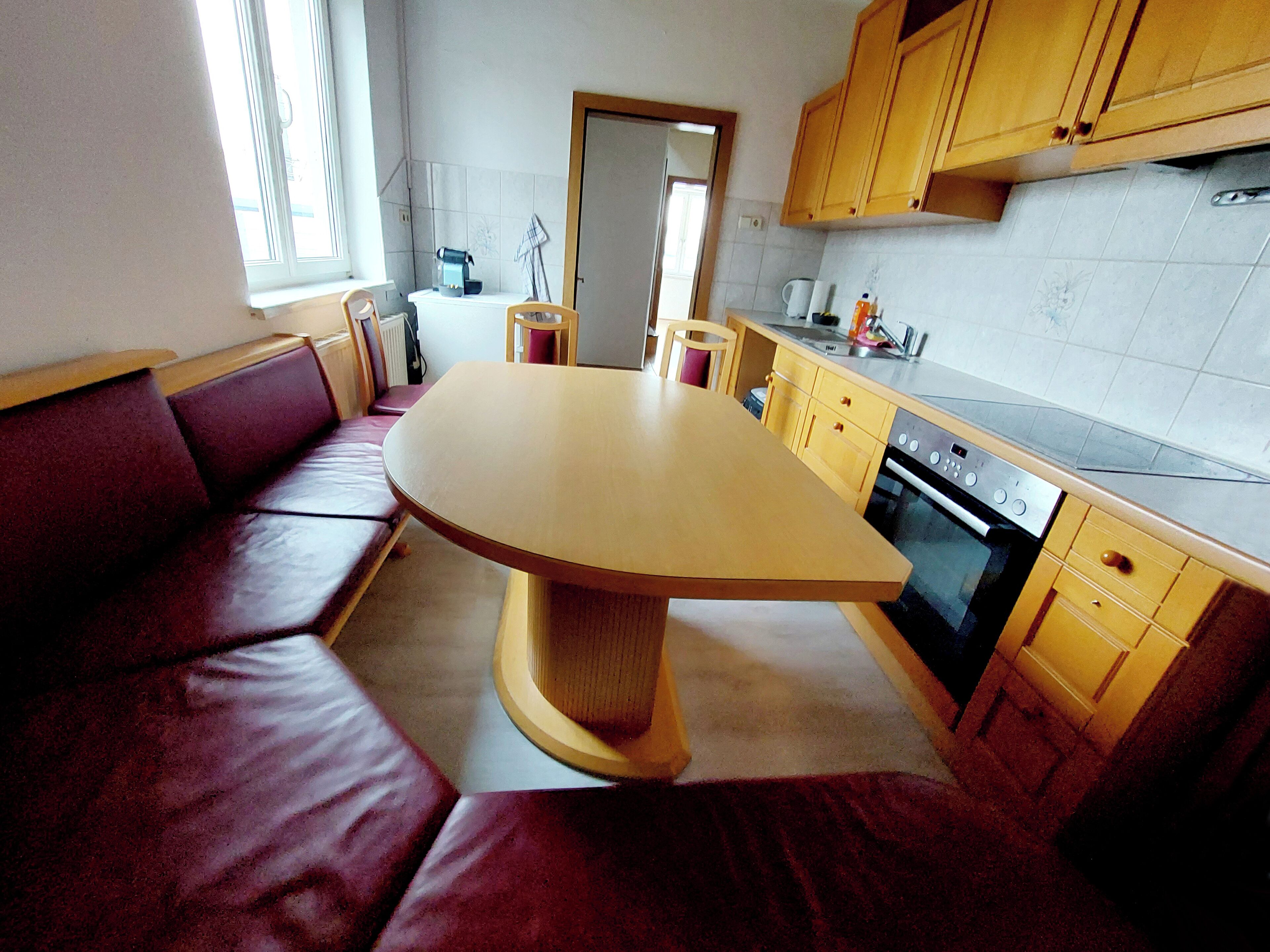 Kühlschrank, Ofen, Herdplatte, Wasserkocher mit Kaffee-/Teezubehör