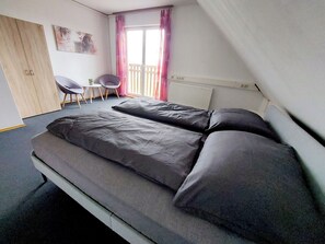 3 bedrooms, free WiFi, bed sheets - GÄSTEHAUS GRAZ ZENTRAL (8 persons) (Graz)