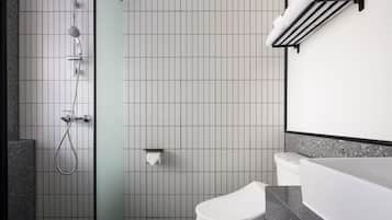 Habitación doble Deluxe, 1 cama King size | Baño | Toallas, jabón, shampoo, papel de baño