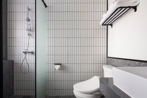 Chambre Deluxe double, 1 trĂšs grand lit | Salle de bain | Serviettes fournies, savon, shampooing, papier de toilette